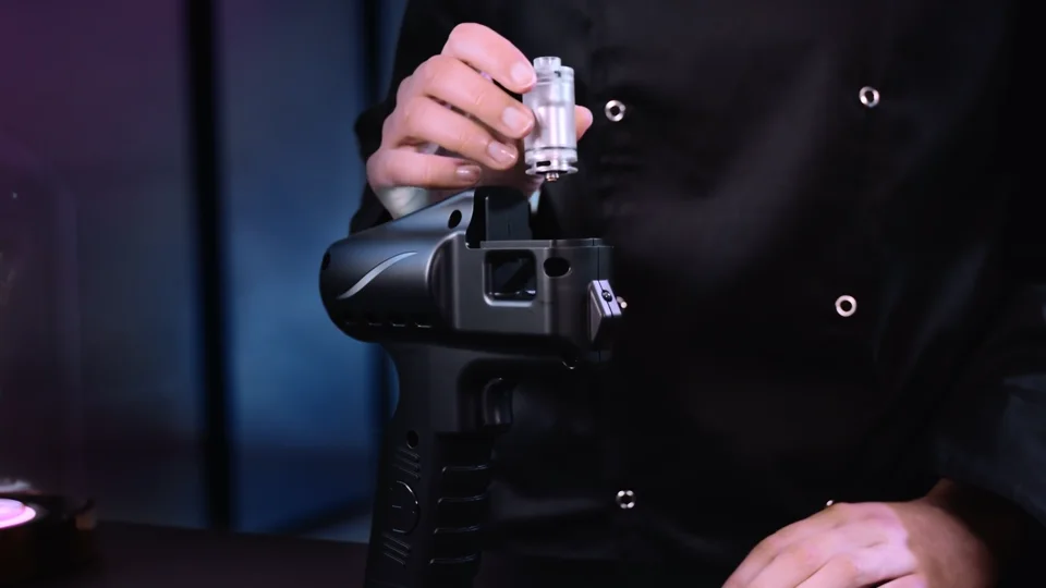 Le réservoir avec l'arôme monté sur le pistolet
