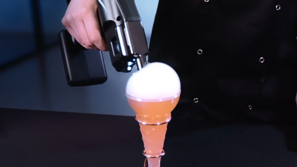 La bulle aromatique posée sur le cocktail