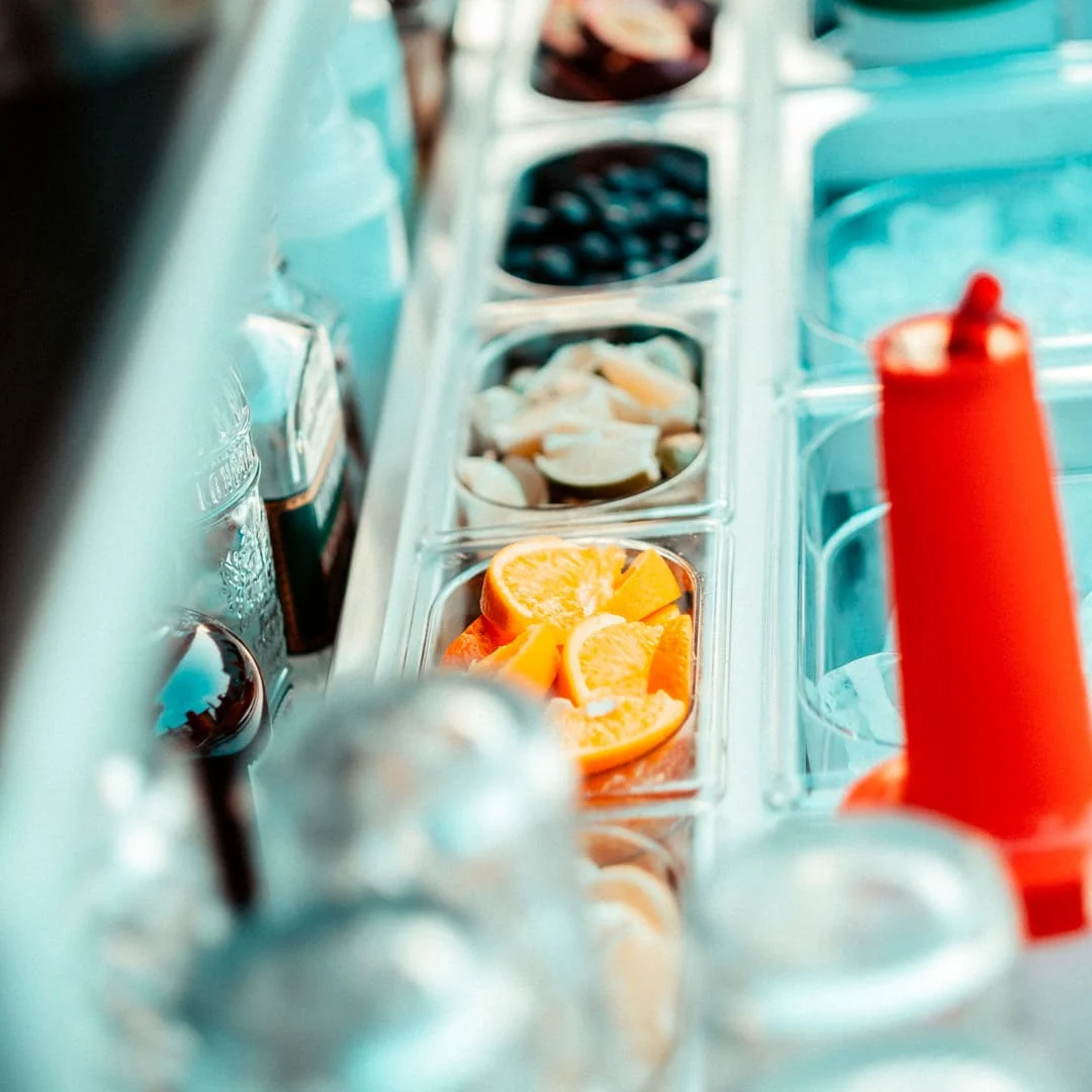 Les bacs des garnitures avec agrumes et fruits rouges