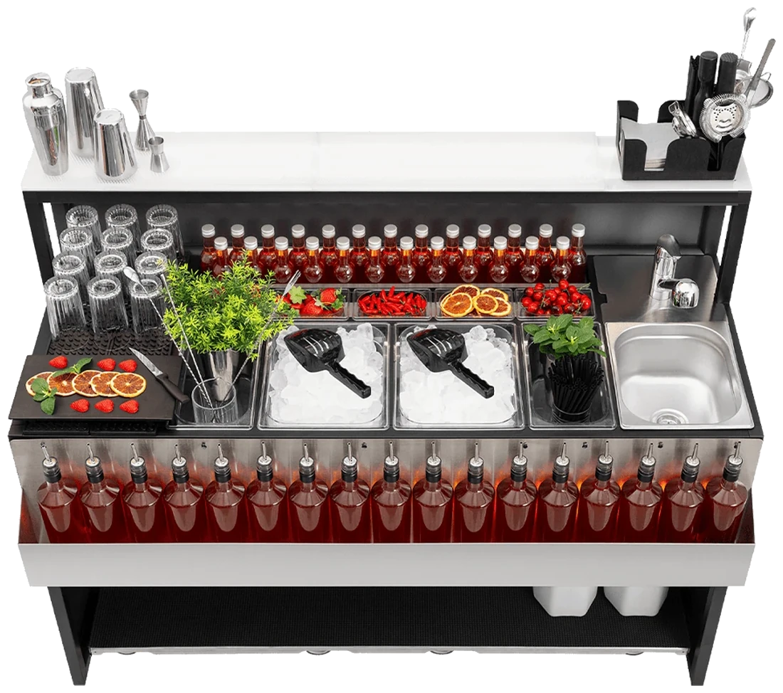 Le poste de barman portable équipé : bacs avec glace et garnitures, bouteilles dans le speed rack, verres