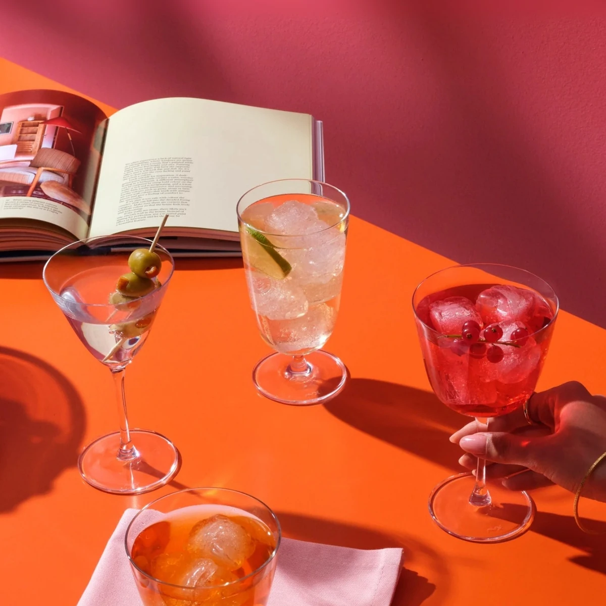 Verres de la collection Bargiani avec des cocktails sur un plan orange