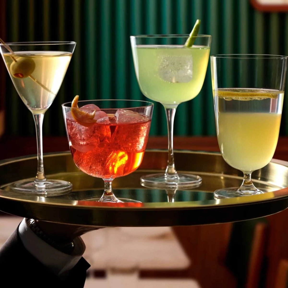 Verres NUDE de la collection Bargiani avec quatre cocktails sur un plateau