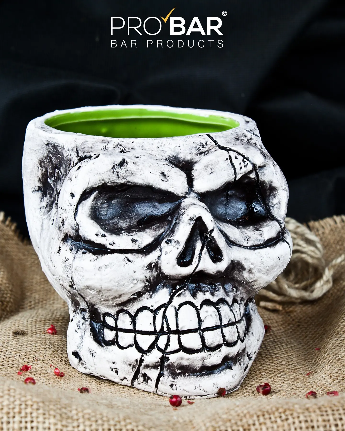 mug tête de mort Skull Stone 50 cl en céramique peinte à la main, blanc effet pierre, creux et fissures noirs