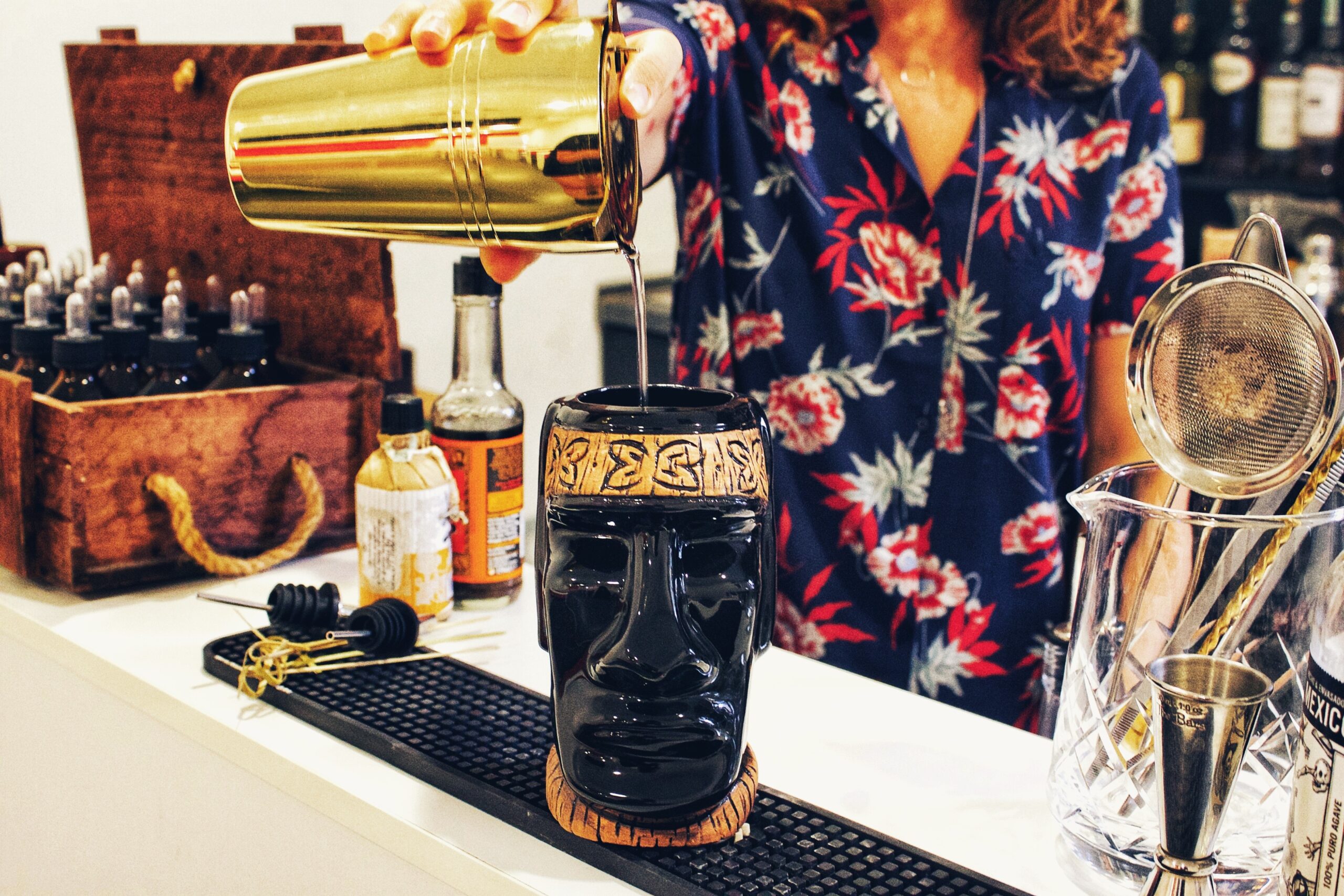 Mug tiki Moai noir en céramique peinte à la main – Image 3