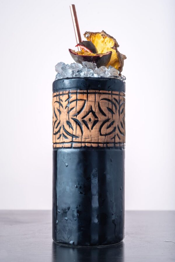 Tiki tumbler noir 40 cl en céramique peinte à la main