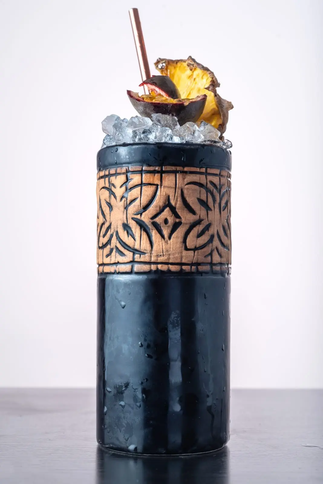 Tiki tumbler noir 40 cl en céramique peinte à la main