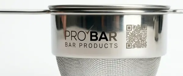 gravure laser Laser Mono : logo gravé sur un shaker en acier inoxydable