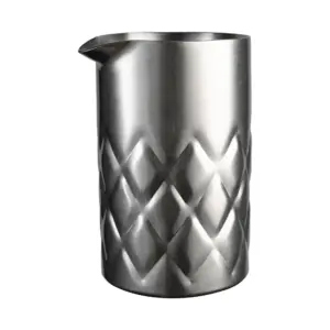 verre à mélange Iron de The Bars en inox satiné double paroi, taillé en losanges, avec bec verseur