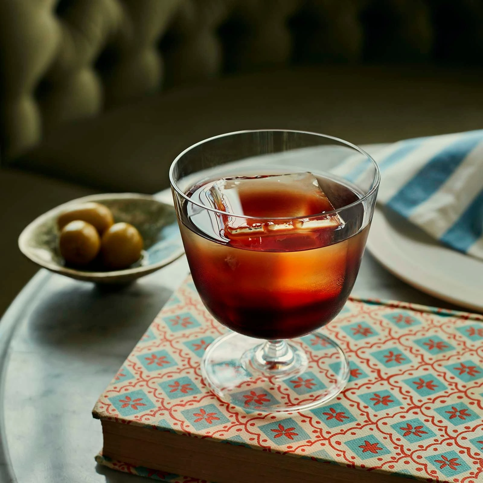 Verre old fashioned de la collection Bargiani avec un cocktail sombre et de la glace