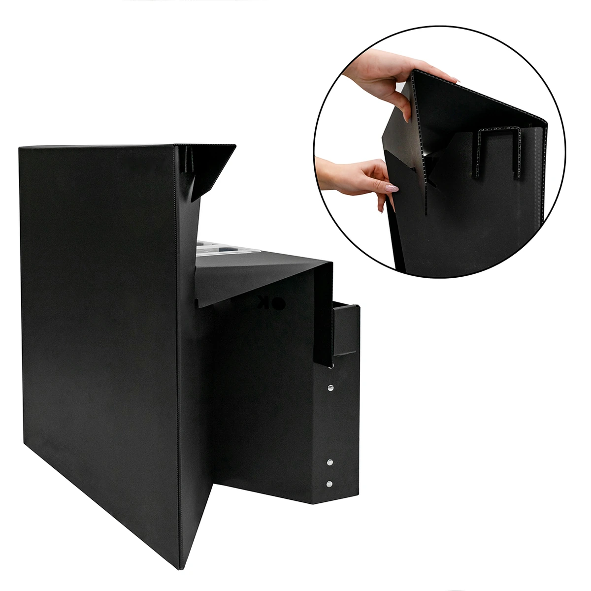 Comptoir de bar portable Easy en polypropylène noir, détail de l'emboîtement à la main